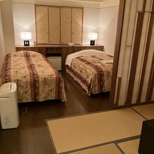 手前は畳部屋、奥はベッドルーム…畳と云うよりゴザ、カーペット