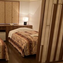 室内の仕切りが邪魔でベッドからテレビを見られない！