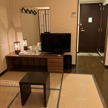 和室風の部屋、置かれた椅子に鎮座してテレビを観る？疲れそうだ