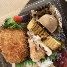 次の日はコロッケが白身魚のフライ、ふりかけも変わっていた