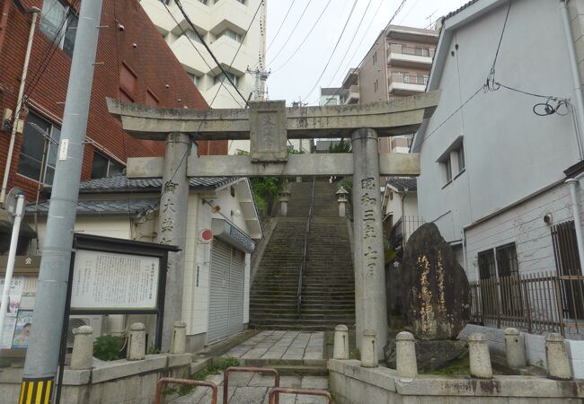 廃寺となった大徳寺の公園に鎮座する神社