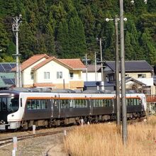 飛騨金山駅へ入線する特急ひだ4号