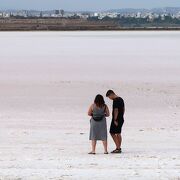 ラルナカ空港のすぐそばにある塩湖。夏には干上がって薄ピンク色の塩で覆われます。
