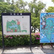 市役所や図書館にほぼ直結で、かなりアップダウンもある広い公園