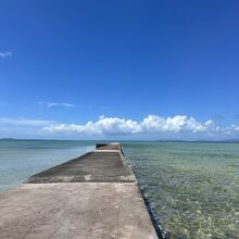 海に伸びる道