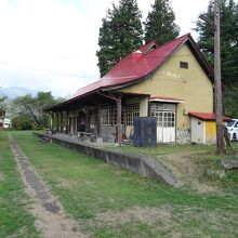 かつて線路があった部分は芝生の広場になっています