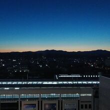 夜明け前の郡山駅に福島の山並み