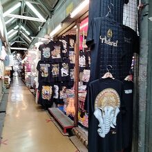 服もたくさん売ってます