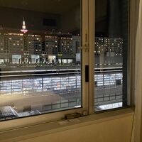 窓からは駅ビル(窓は斜めに少し開く)