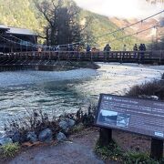 河童橋から眺める穂高連峰、岳沢や明神岳そして、陽光に煌めいている梓川の流れは必見です！"