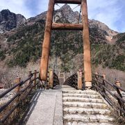 明神橋の手前から明神岳を望む眺望はまさに絶景ですが、橋の上は山からの強風に晒されます。