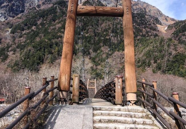 明神橋の手前から明神岳を望む眺望はまさに絶景ですが、橋の上は山からの強風に晒されます。