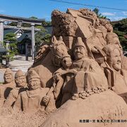 境内には大きなロウソクが沢山建ち並んでいました