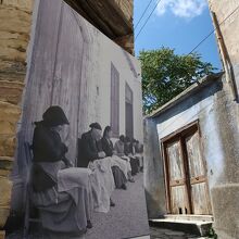 村のあちこちに、昔のレース編み風景のパネルが出ています。