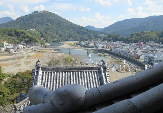 大洲城からや、大洲の景勝地にある臥龍山荘からも整った姿が綺麗です