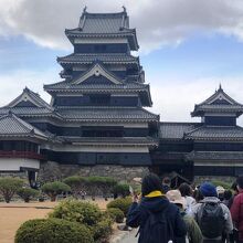 松本城全体像と入城の長蛇の列