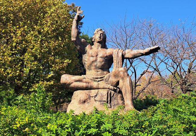 空襲に散った2生徒の像(安らぎの像)。 - メルカリ