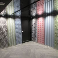 エレベーターホールに博多5色