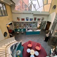 フロント（階段上から）