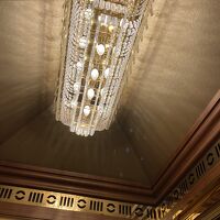 エレベーターないのシャンデリア