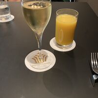 まずはスパークリングワインとオレンジジュース