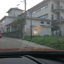 温泉街から少し離れた山の手に単独で建つ旅館。夕日の眺望が有名