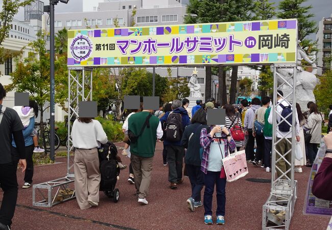 イベントも開催される散策路 （中央緑道）