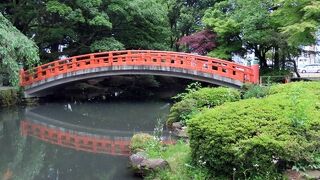 城址公園の中にある朱塗りの橋