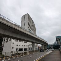 円弧形状の高い建物です。