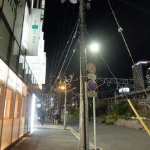 JR車両基地に面しています