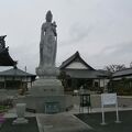 池の畔に建つ寺院