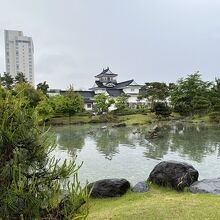 中央東寄りの日本庭園から