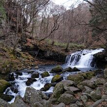 大きな滝ではありませんが、癒される景色です。