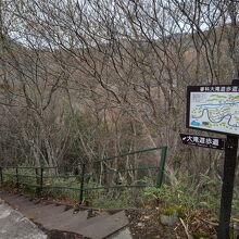 親湯温泉から続く遊歩道の階段と地図。