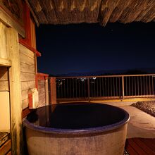 夜の貸切露天風呂からは、富士山と星空の絶景が！