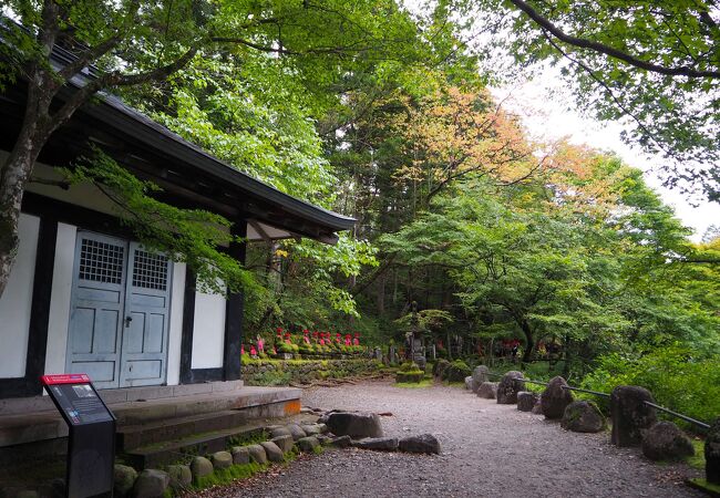 緑の中にひっそり静かに佇むお堂と 並び地蔵