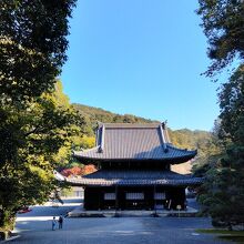 坂を降る仏殿