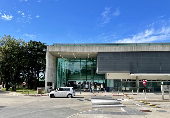 ブエノスアイレスとを結ぶフェリーのターミナル。市の中心まで余裕で徒歩圏内です