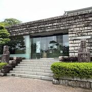 城址公園の東寄り、まちなか観光案内所の北隣