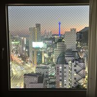 窓からの夜景。釜山タワーが見えた。