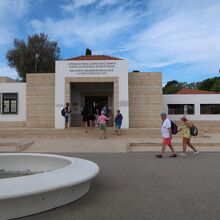パフォス考古学公園への入口。チケット売り場も中にあります。