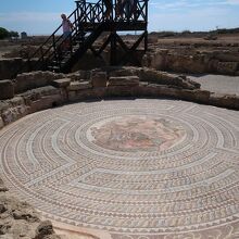 テセウスの館跡のテセウスのモザイク画は屋外にあったのが意外