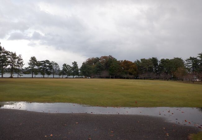 和倉温泉の入口の広い芝生の園地でした。