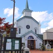 ステンドグラスだけでなく祭壇もみどころ