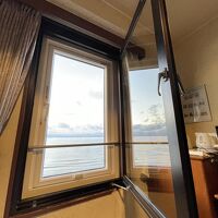 窓は二重。一重にすると波の音が聞こえる