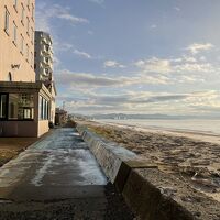 ホテル裏側、海のすぐそば。