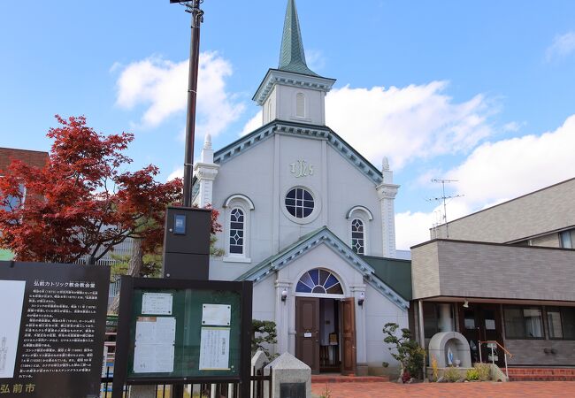 ステンドグラスだけでなく祭壇もみどころ