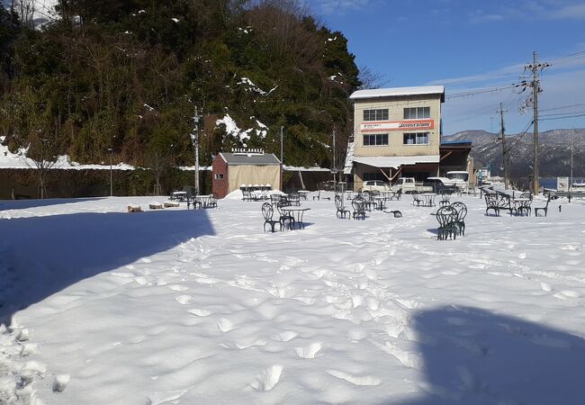 JR東舞鶴駅から1.5km程度のところに位置する舞鶴港沿いにある観光客向けの施設