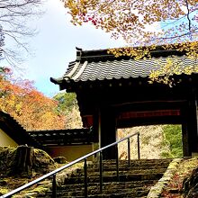 石段から眺める山門