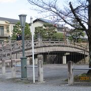 頓宮の東横にあります